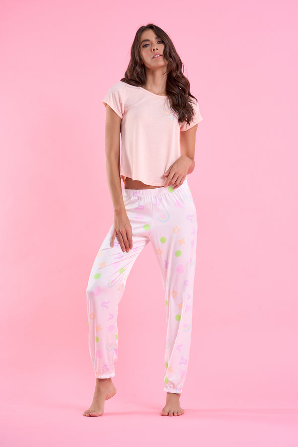 Imagen del producto: Conjunto pantalon satin marfil lucky charm camiseta naranja neon