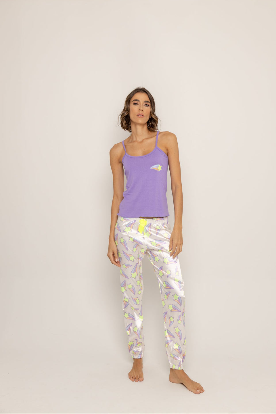 Conjunto pantalón satín marfil estrellas blusa morada