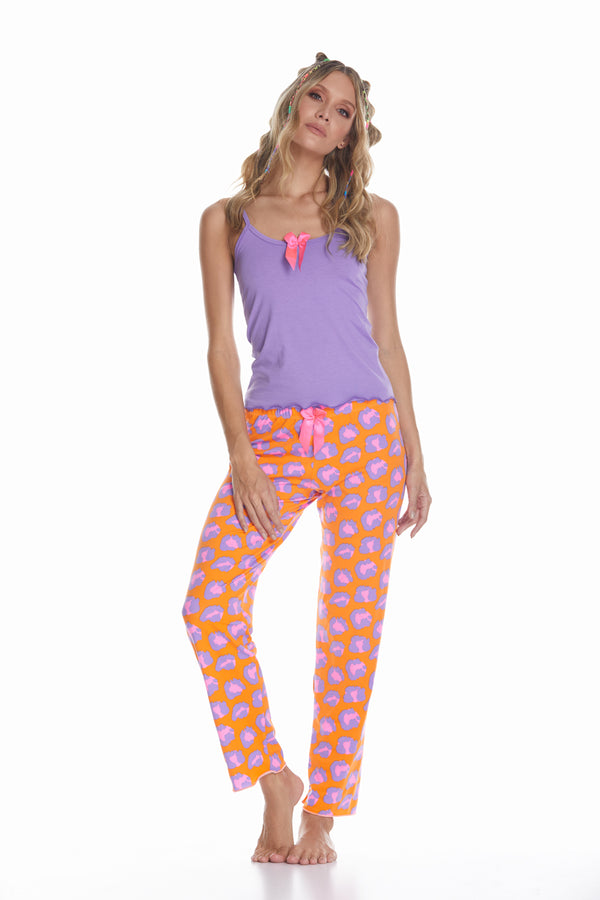 Conjunto pantalón naranja animal print morado camisa morada