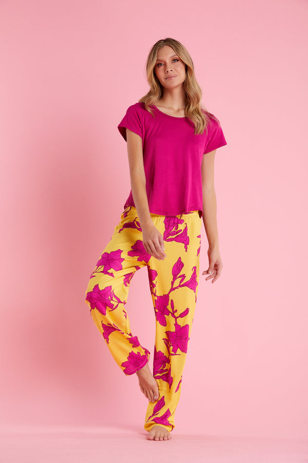 Conjunto pantalón masmellow amarillo tropical camiseta morada