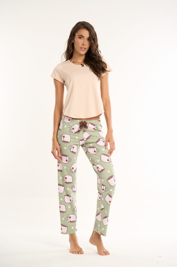 Conjunto pantalón verde tacitas camiseta nude