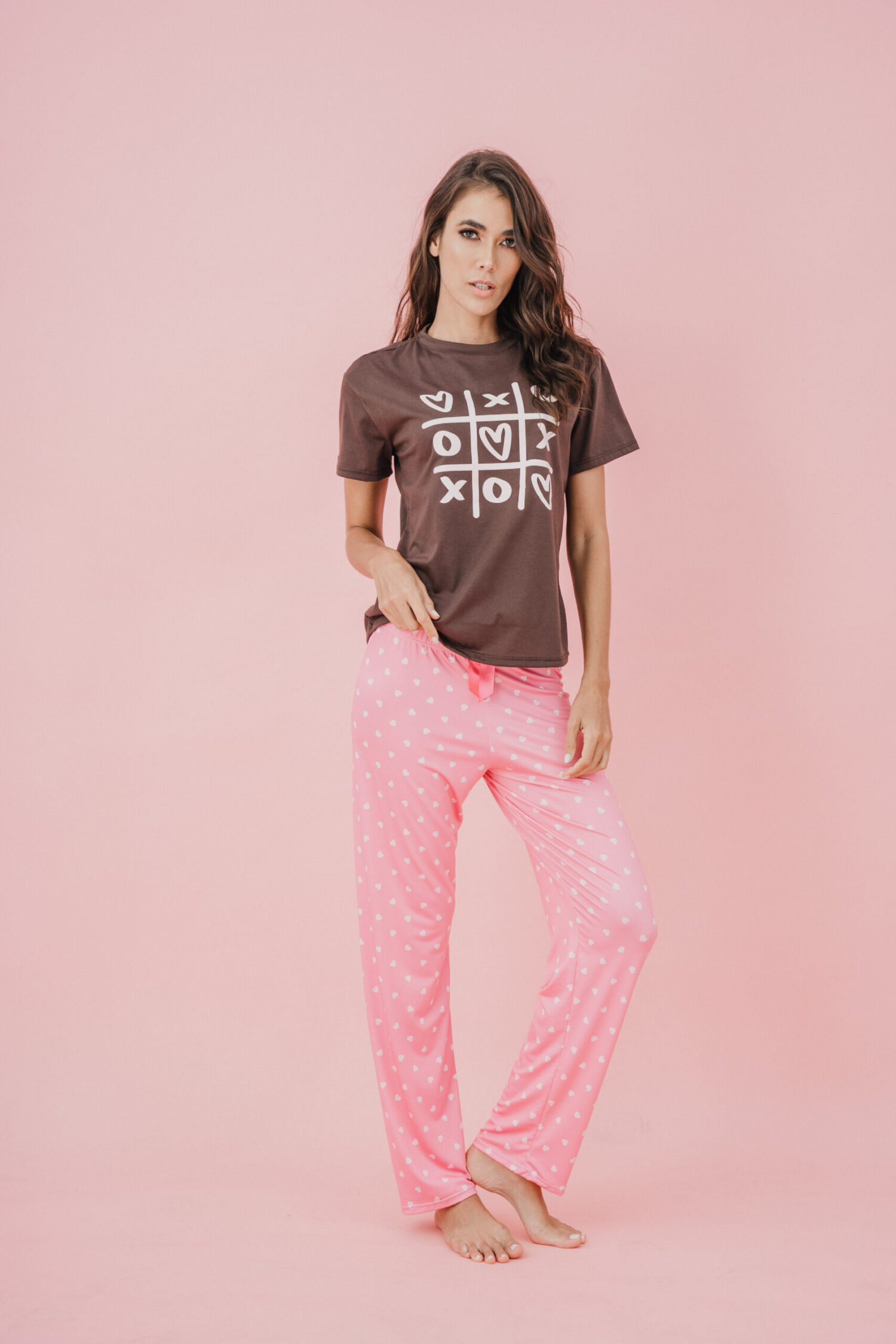 Imagen del producto: Conjunto pantalón rosado corazones camiseta cafe