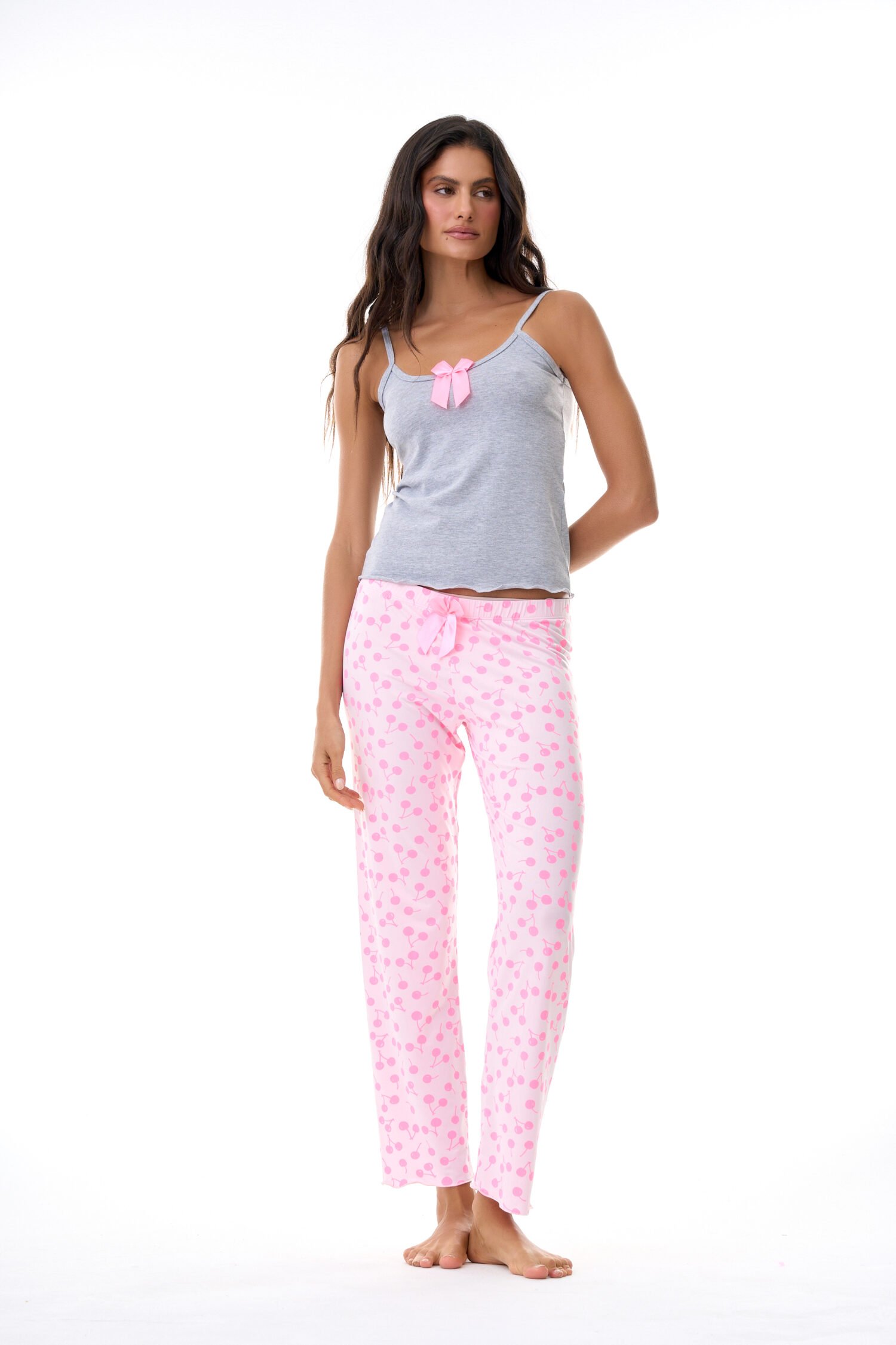 Imagen del producto: Pantalón rosado cerezas blusa gris